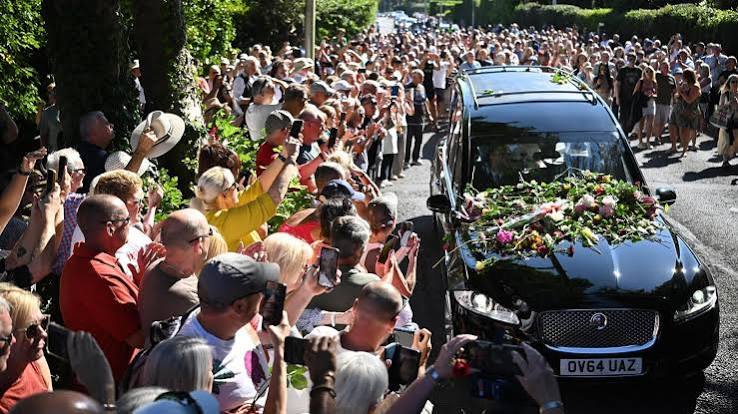 Huge Crowd Gathers For Bonnie Tyler’s Funeral